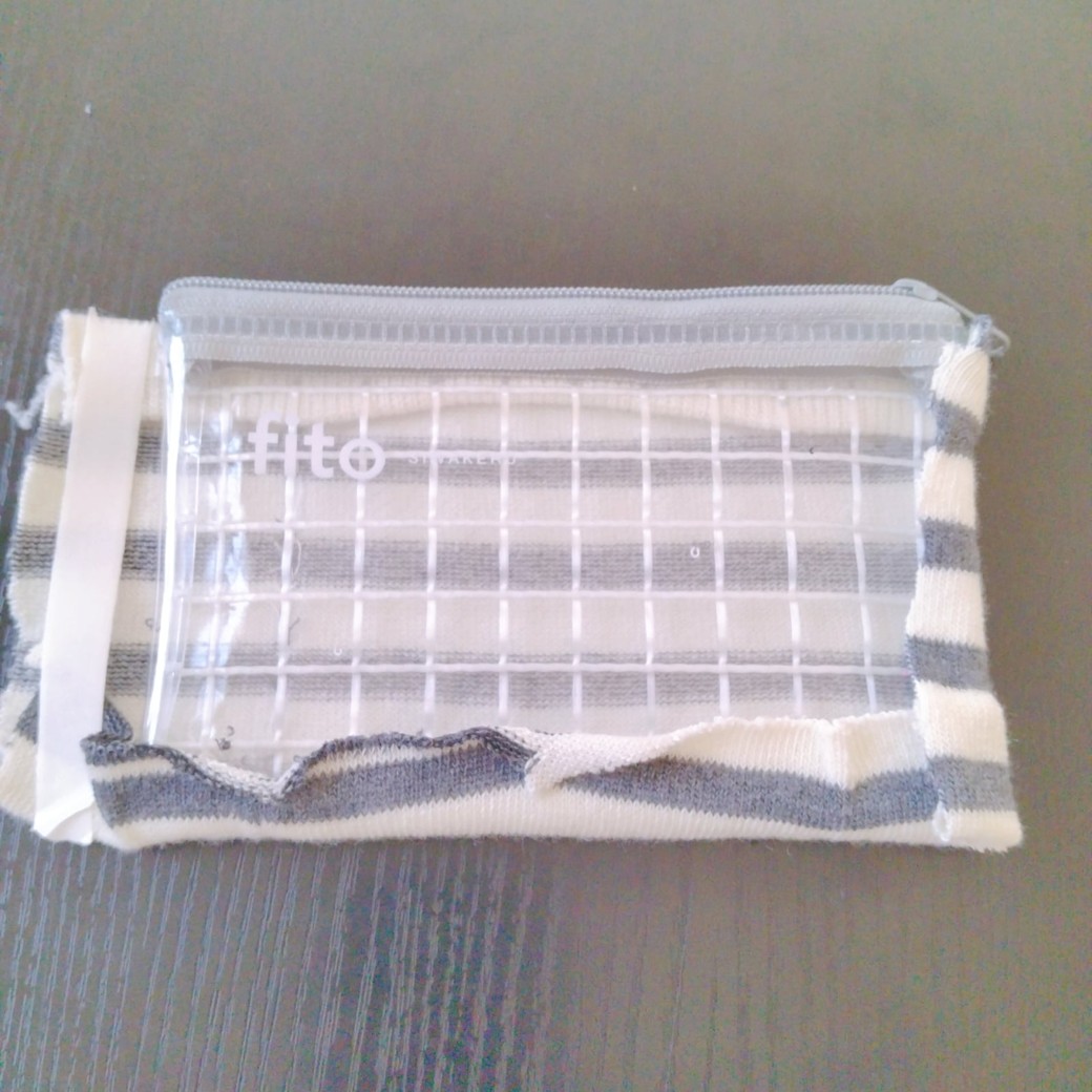 ケースに貼りつけた靴下