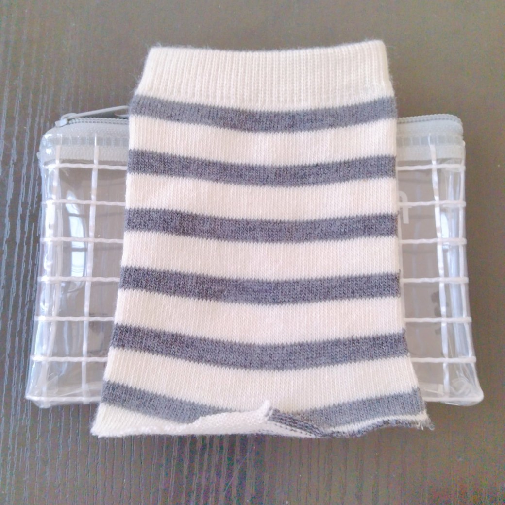 ケースとカットした靴下