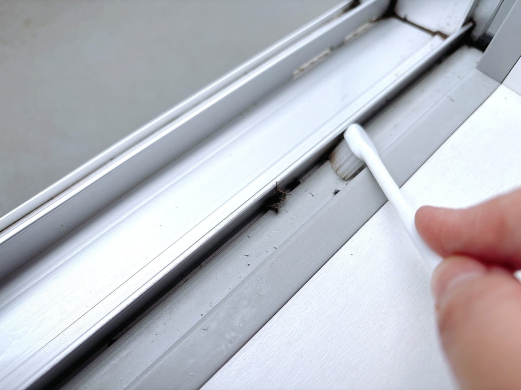 細かい溝は使い古した歯ブラシで