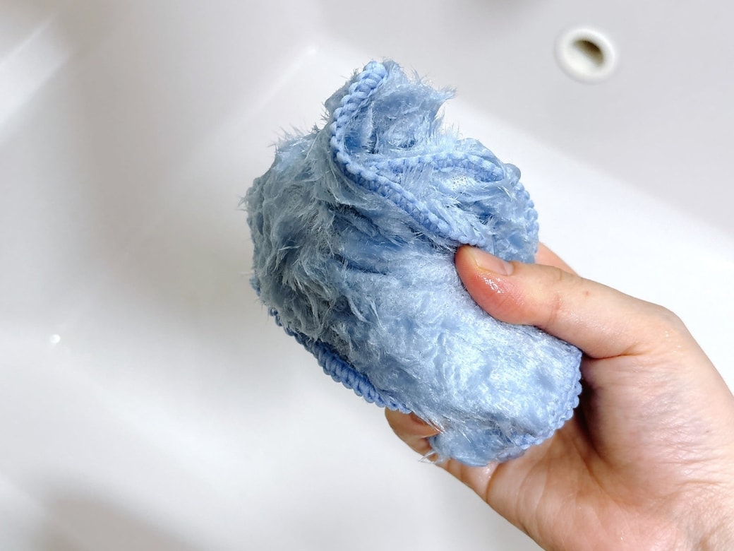 クロスを水で濡らし、固く絞る