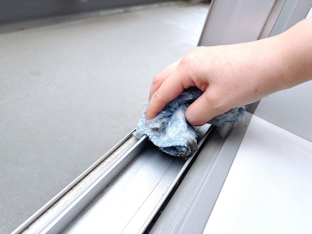 窓サッシにクロスを滑らせる