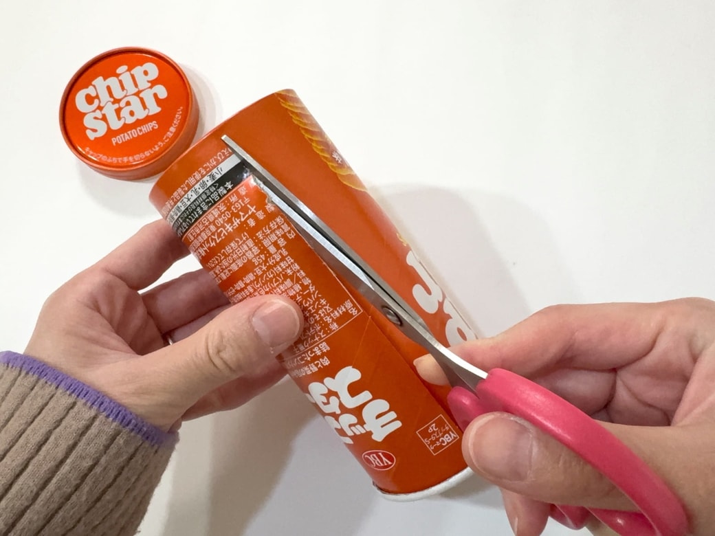 容器の底まで切り込みを入れる