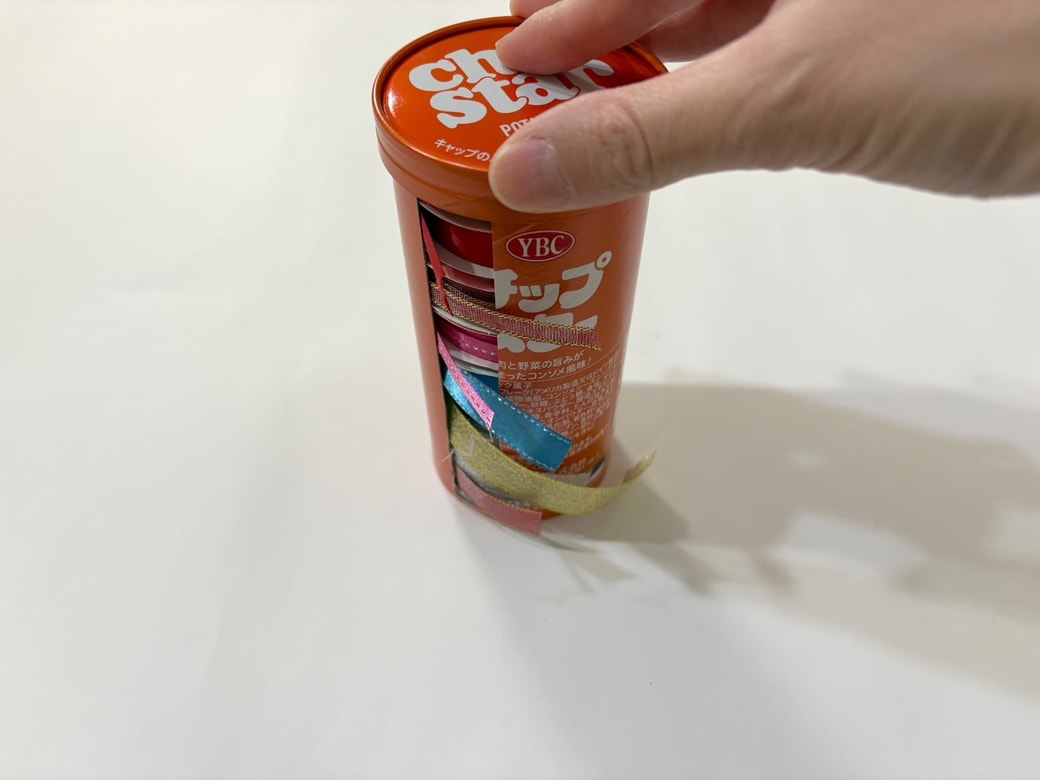 リボンを容器に入れてフタを閉める