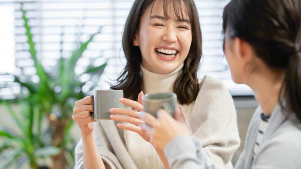 笑顔で話す女性