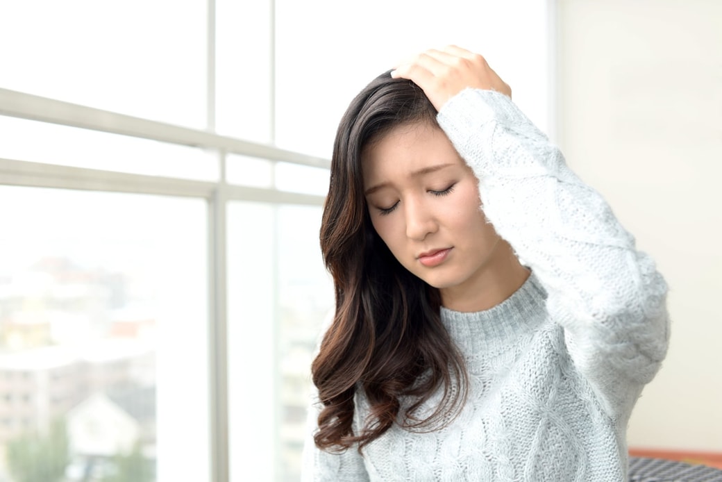 不安な表情の女性