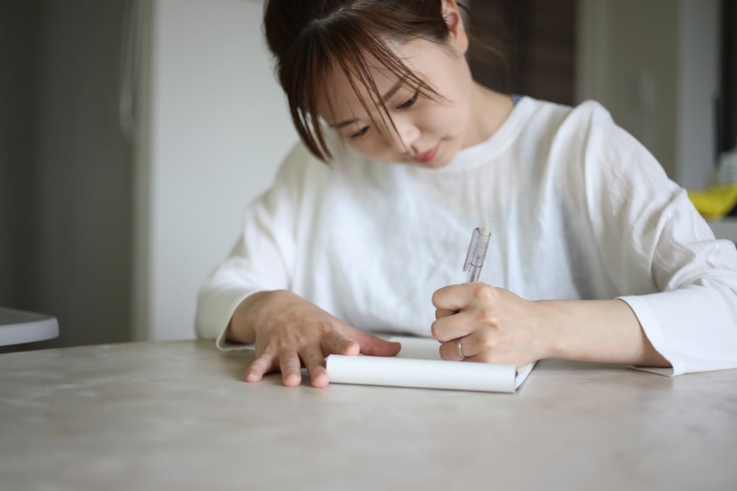 紙に書き出す女性