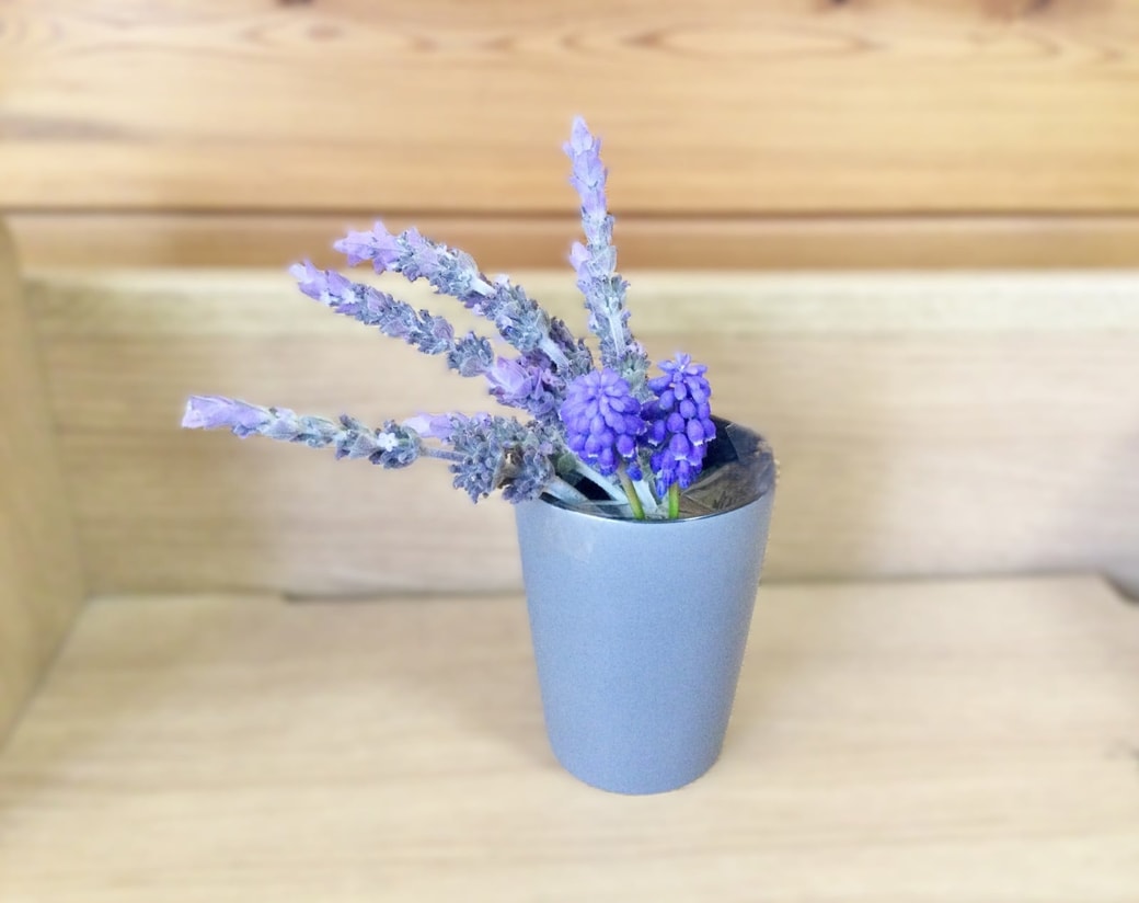 コップに花を飾る