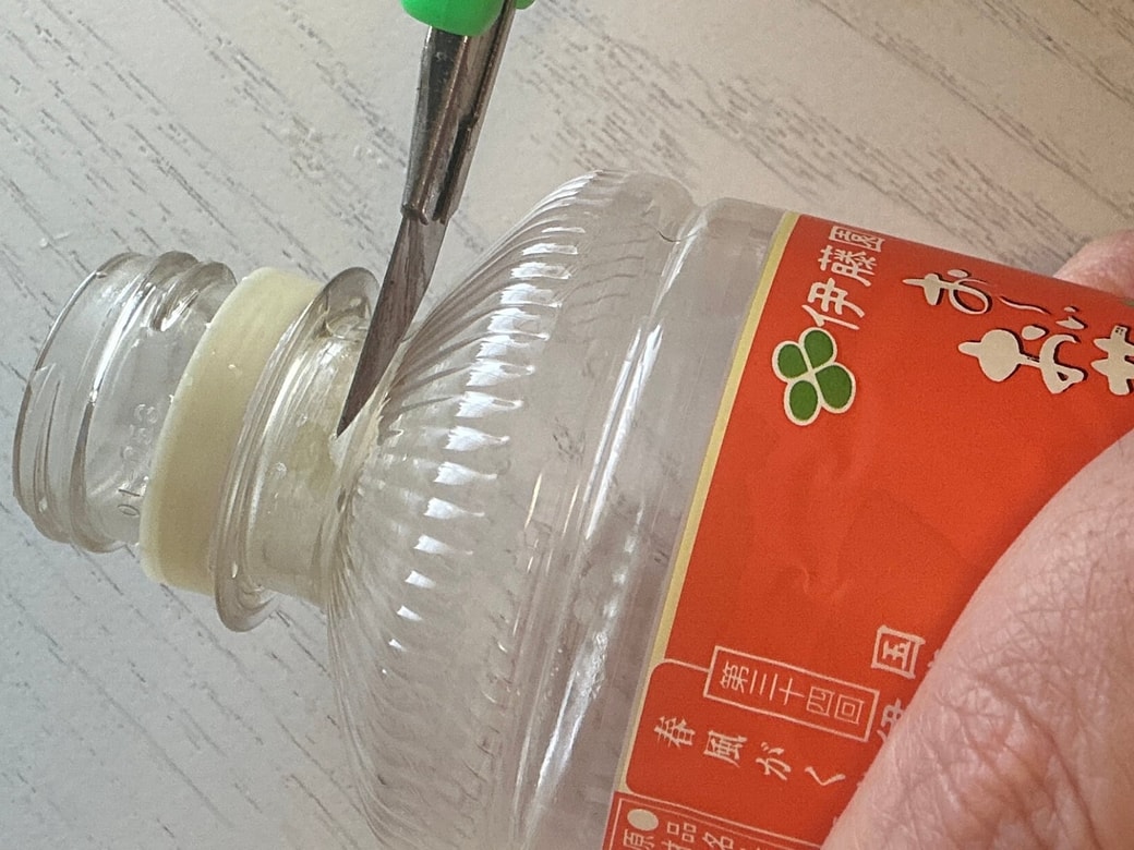 ペットボトルのフタ部分をカッターで切る