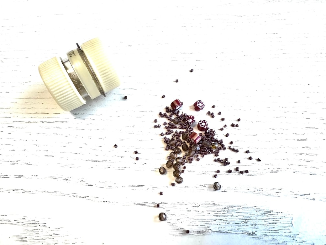 フタで作った小物入れとピーズ