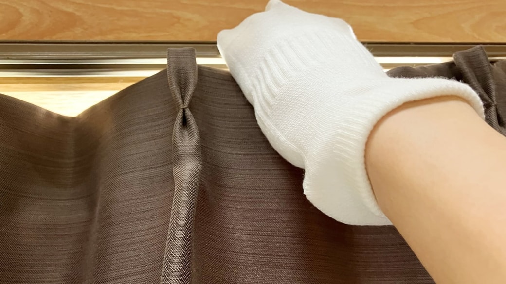 カーテンレールとヒートテック靴下