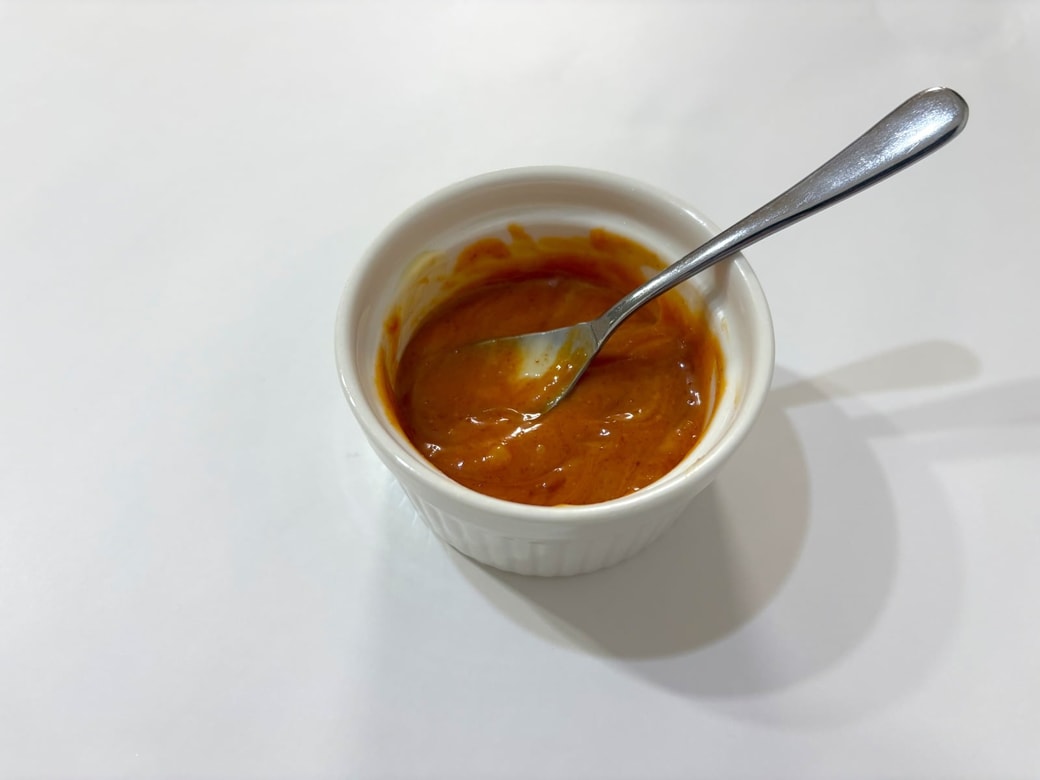 マヨネーズとコチュジャンを混ぜ合わせる