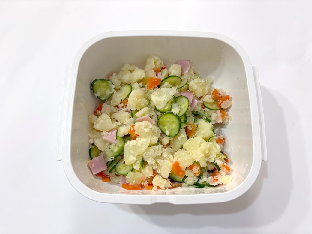 じゃがいもをつぶし、ほかの具材を加える