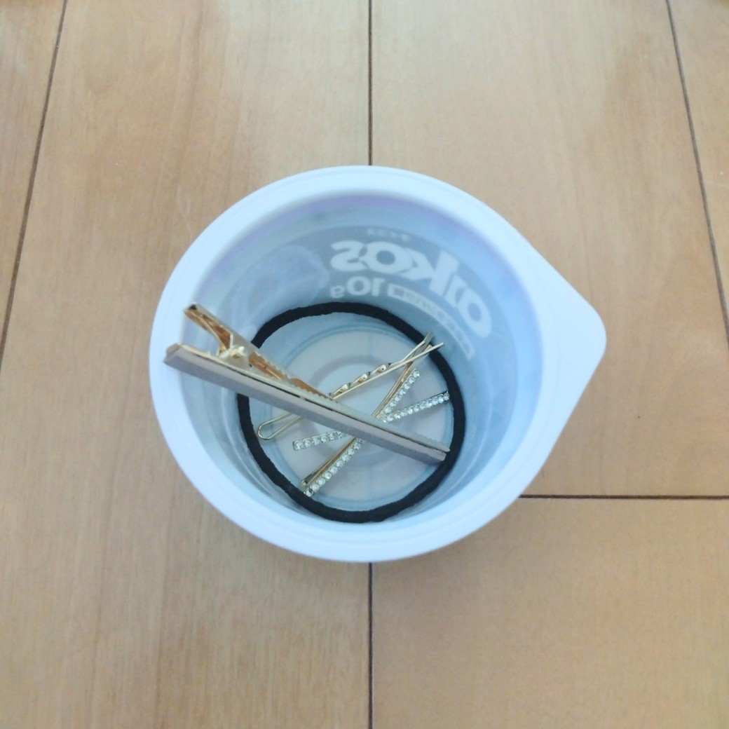 カップに入れたヘアゴム