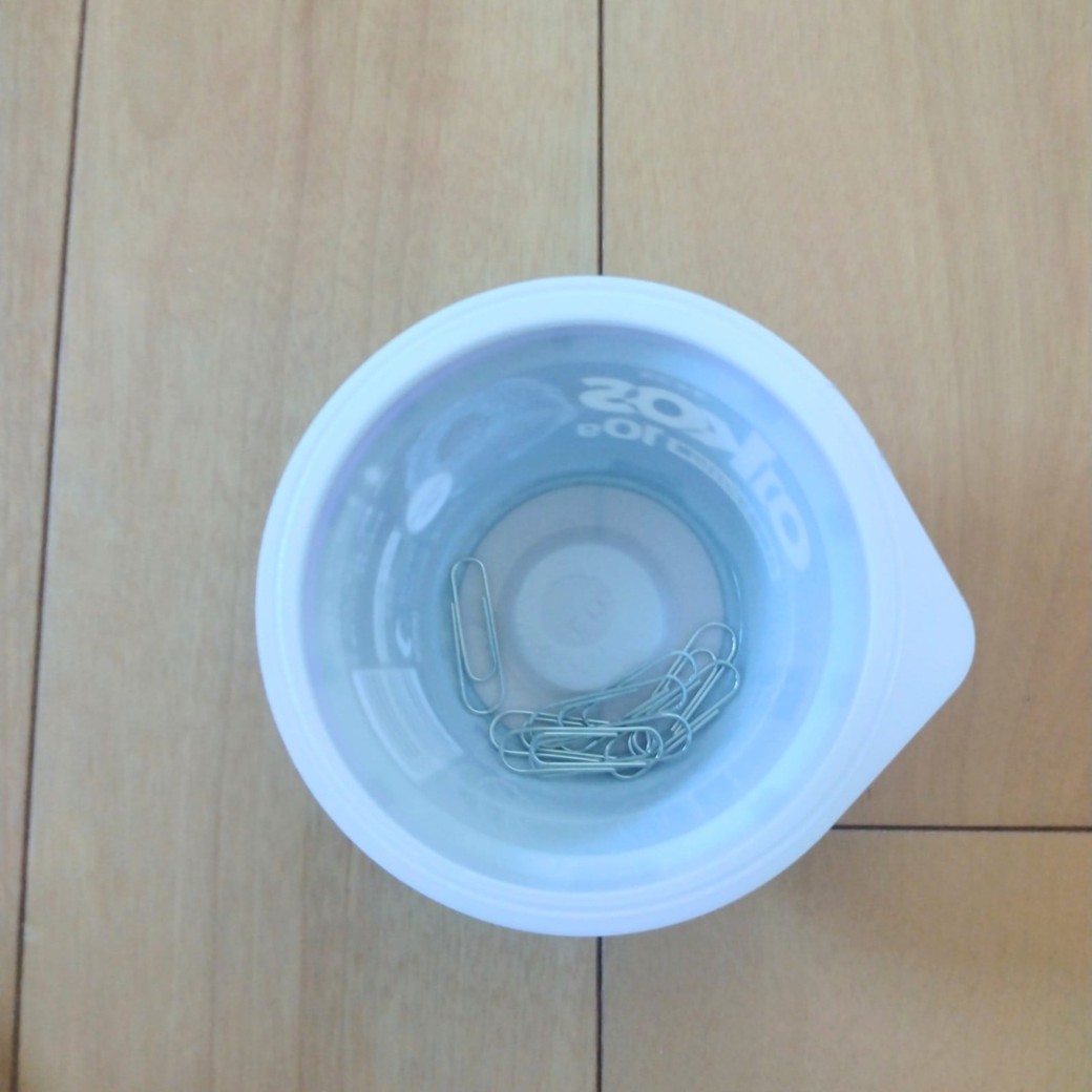 オイコスのカップに入れたクリップ