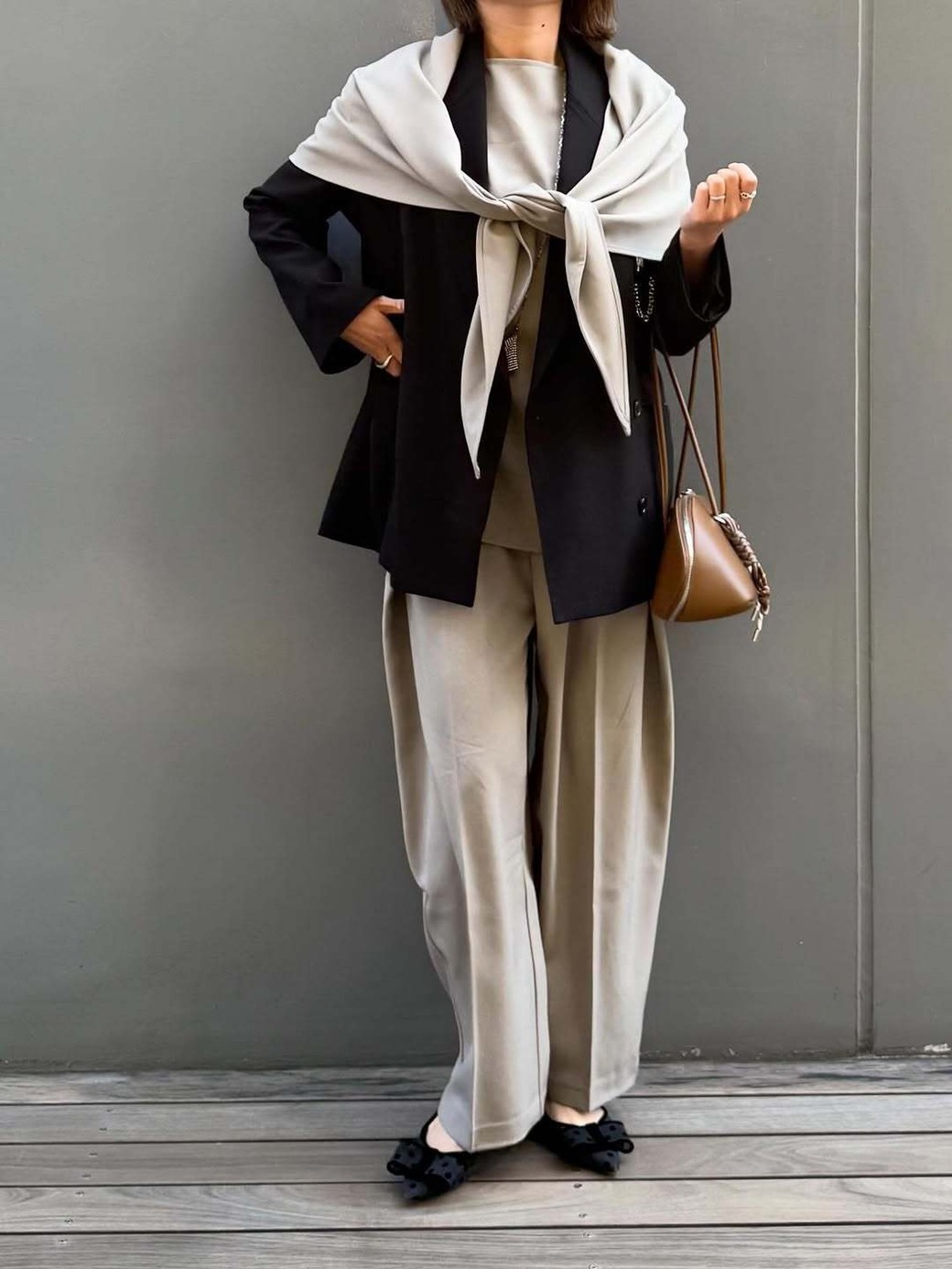 ジャケット×スカーフで、一歩上行くコーデに仕上がる。