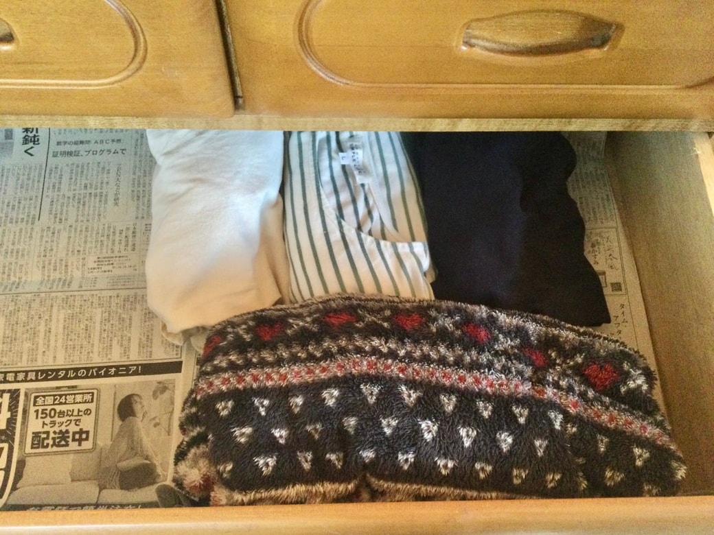 タンスに新聞紙を敷く