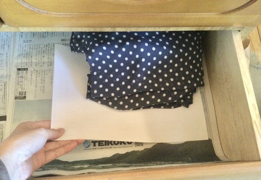 タンスの底に新聞紙を敷く