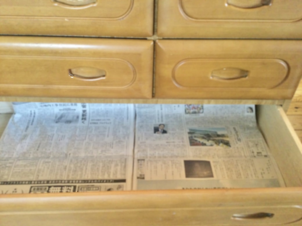 タンスに新聞紙を敷く