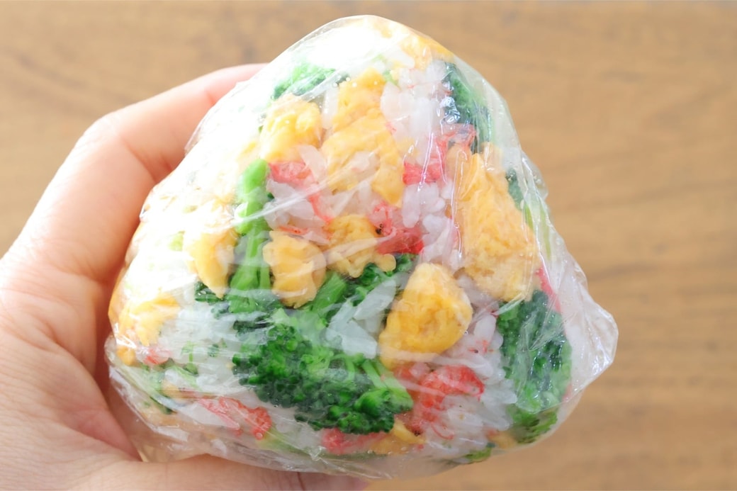 「たまごとブロッコリーと干しえびのおにぎり」
