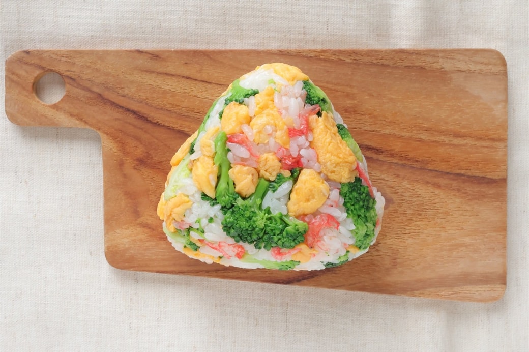 「たまごとブロッコリーと干しえびのおにぎり」