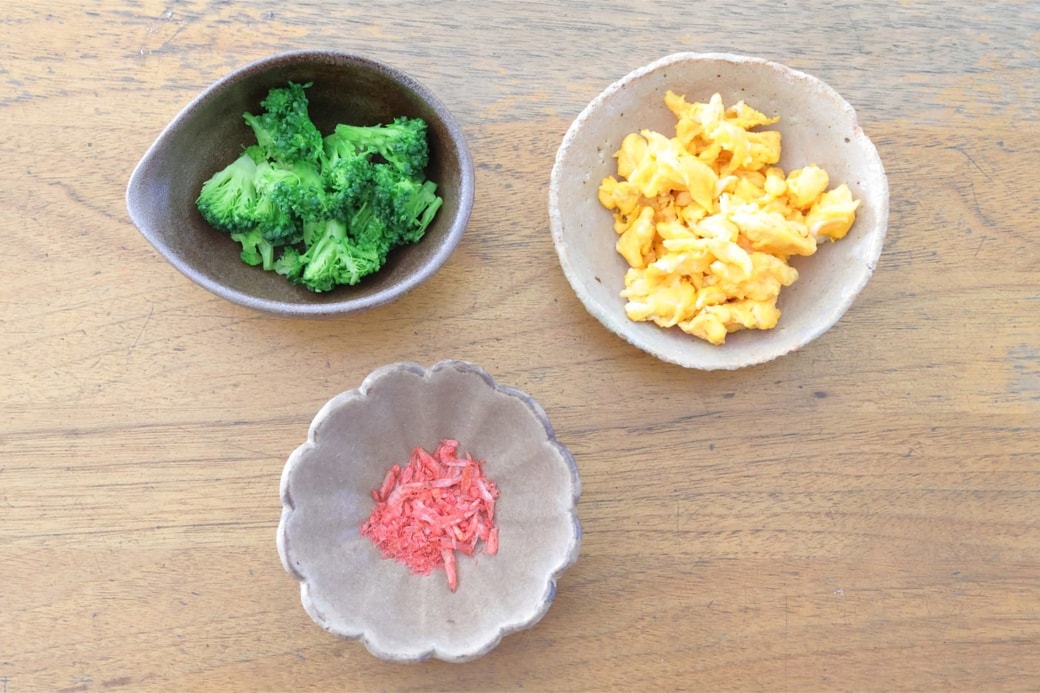 「たまごとブロッコリーと干しえびのおにぎり」