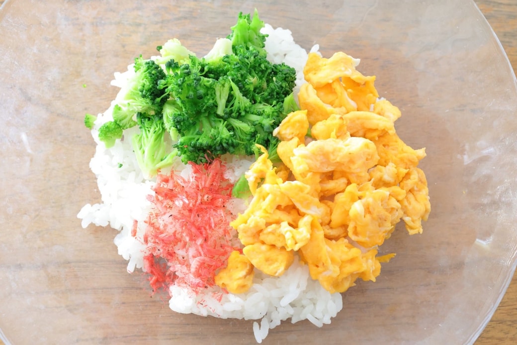 「たまごとブロッコリーと干しえびのおにぎり」