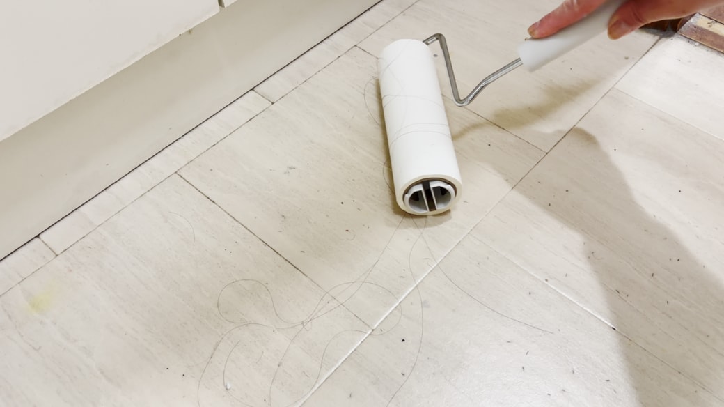 床の上をコロコロする