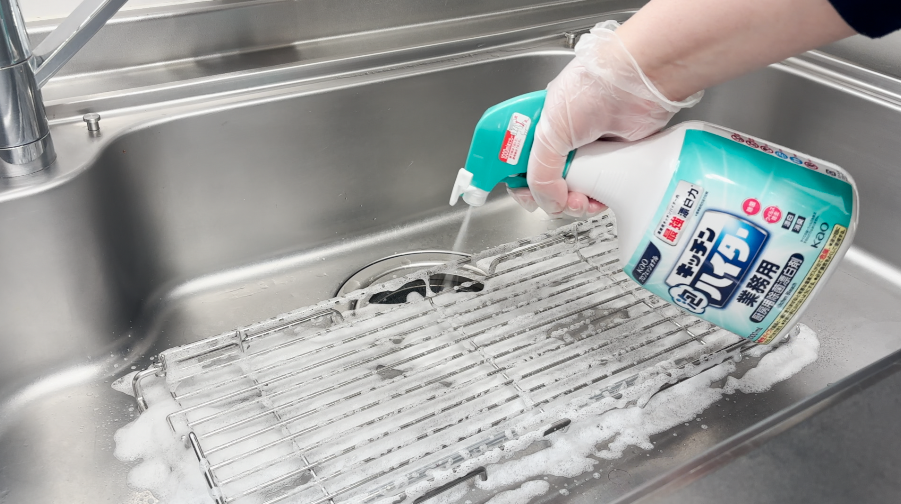 全体にキッチン泡スプレーを吹きかける