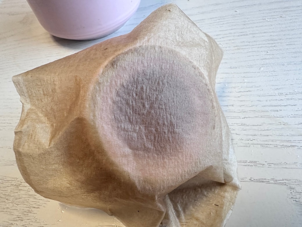 フタの上側にキッチンペーパーを貼る