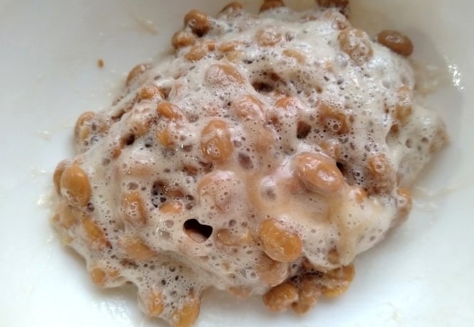 納豆にタレを加えて混ぜる