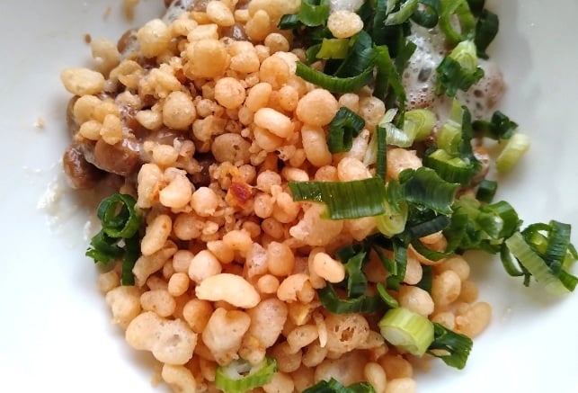 天かすと小ねぎを加える