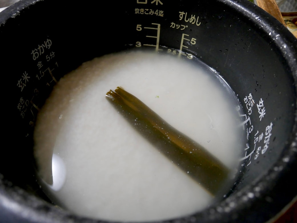 昆布をのせて炊く