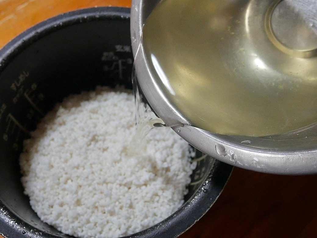 ゆで汁を加える