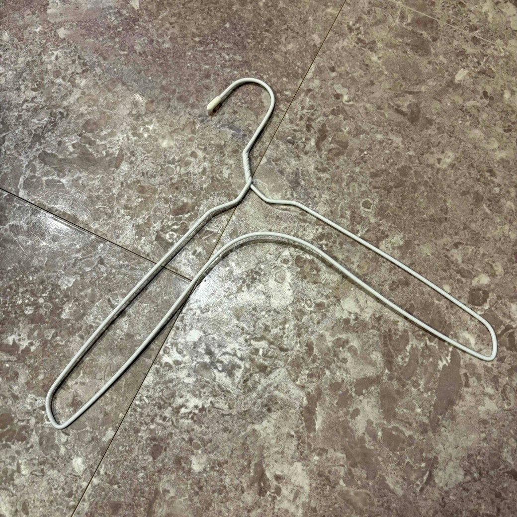 ハンガーの下部分を上に曲げたところ