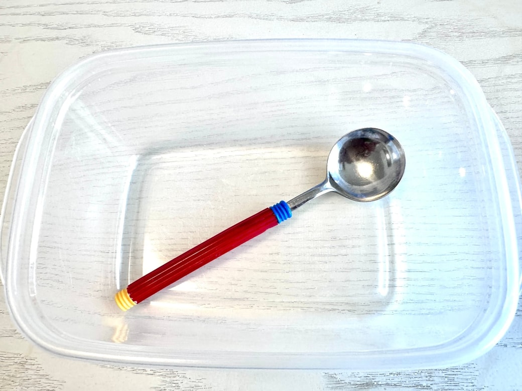 スプーンの入ったタッパー