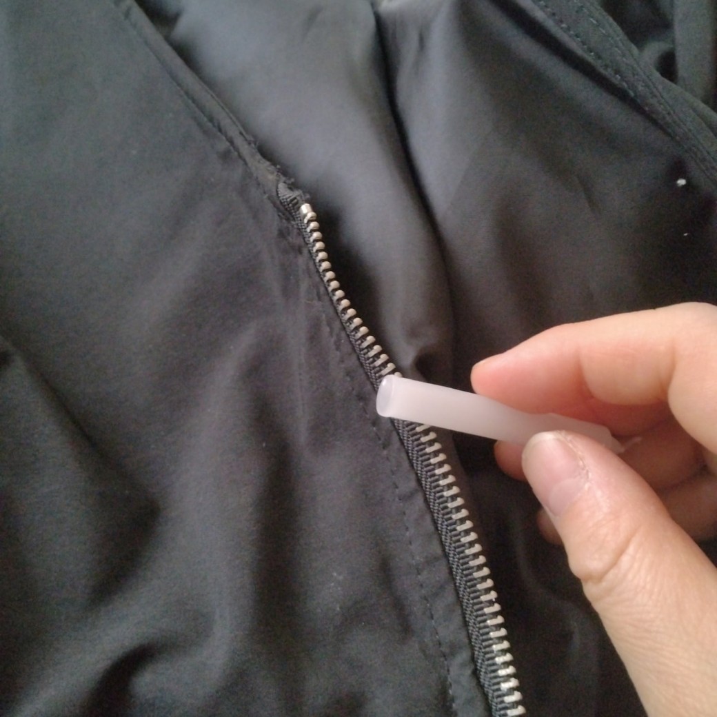 ファスナーにろうそくを塗る人