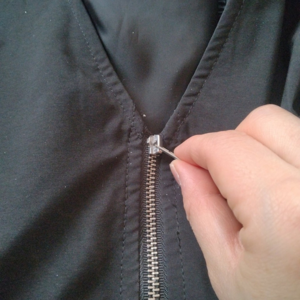 ファスナーを閉める人