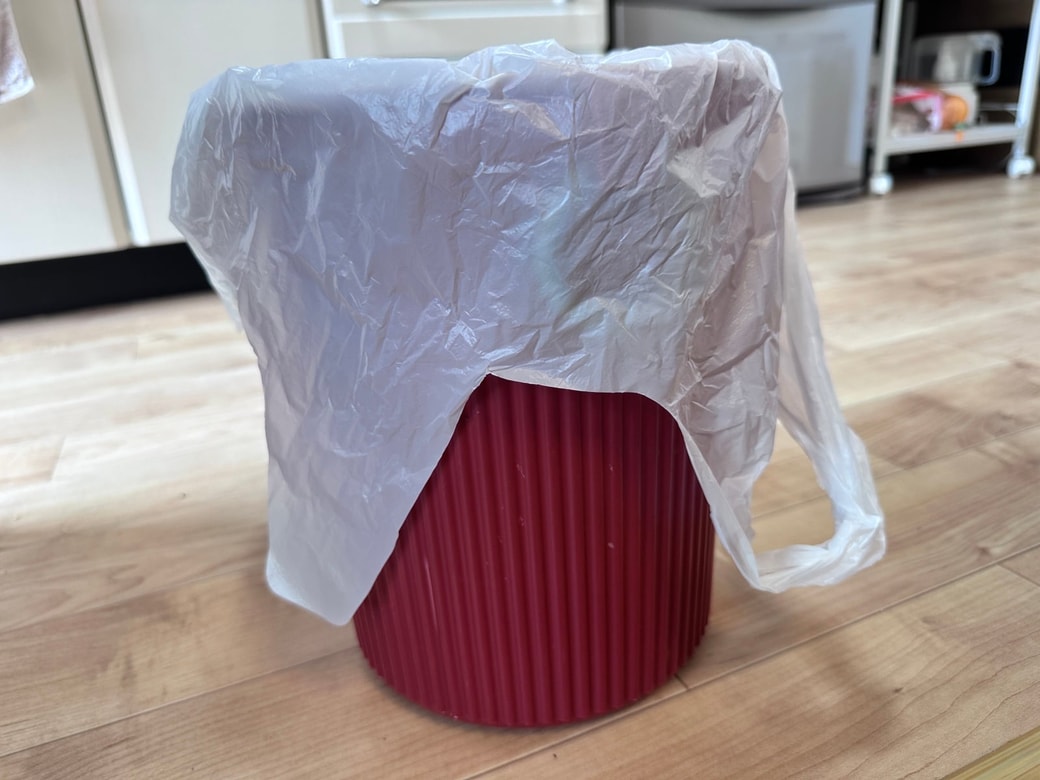 ビニールを被せたゴミ箱