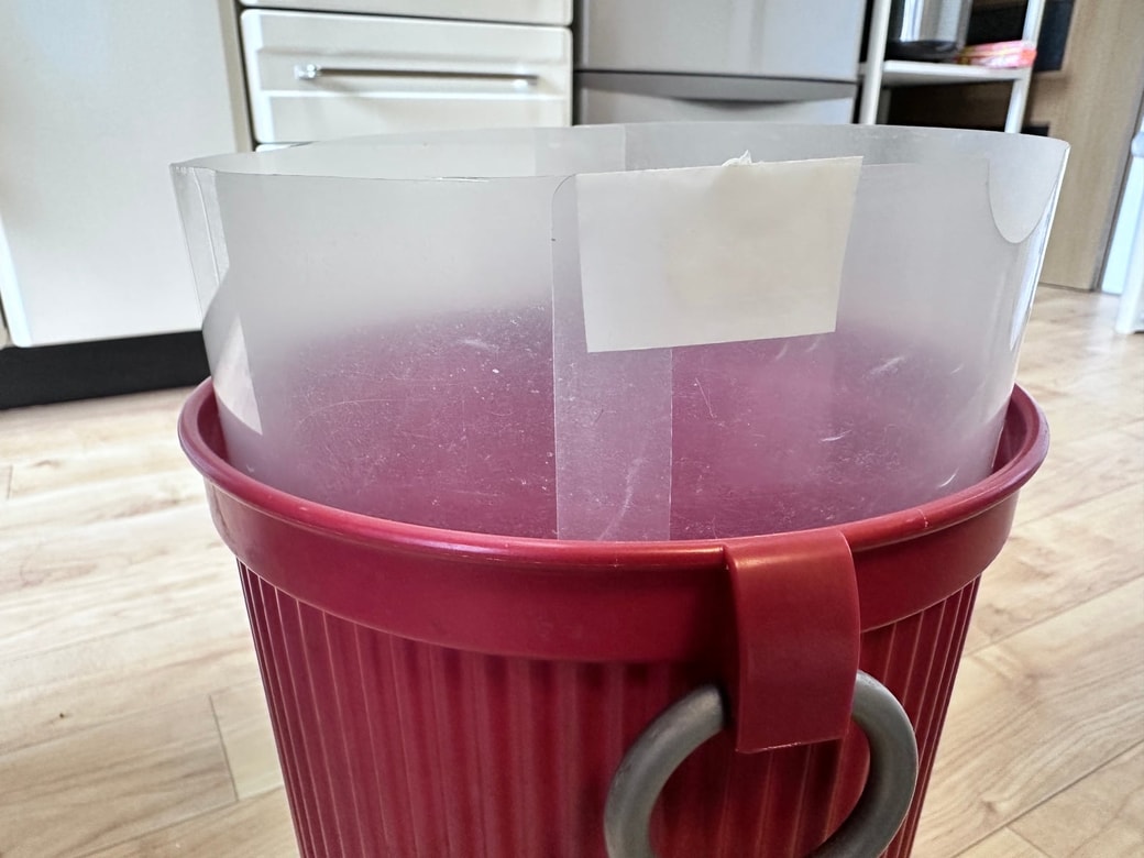 ゴミ箱の形に合わせて筒状にする