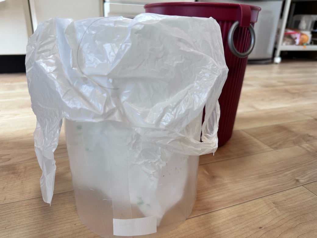 筒状のクリアファイルにビニールを被せる