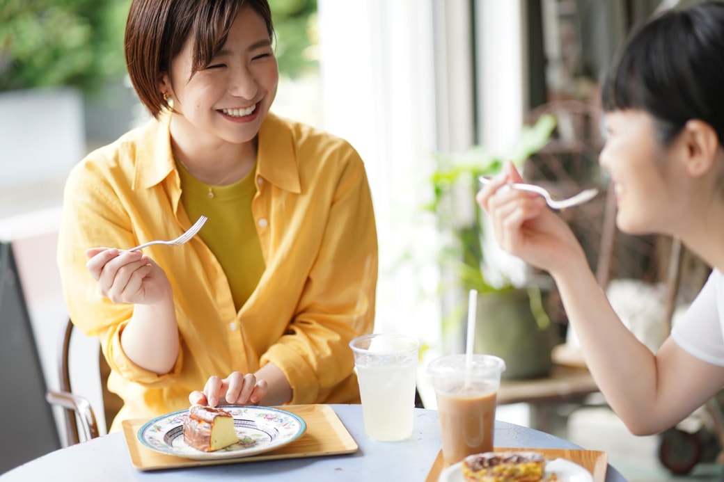 ケーキを食べる女性