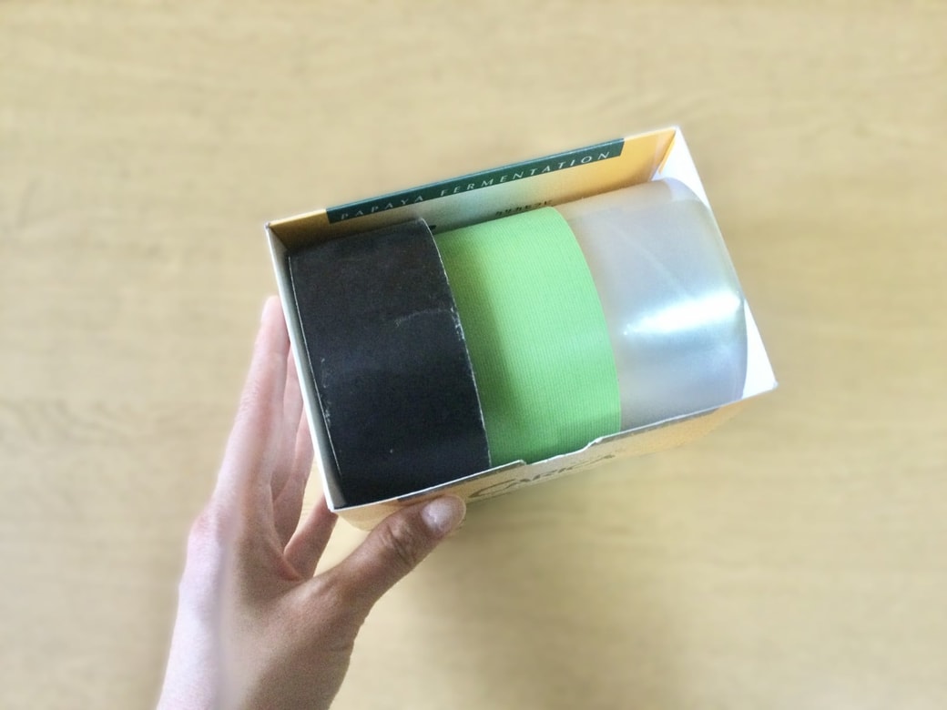 栄養ドリンクの箱にテープ類を収納