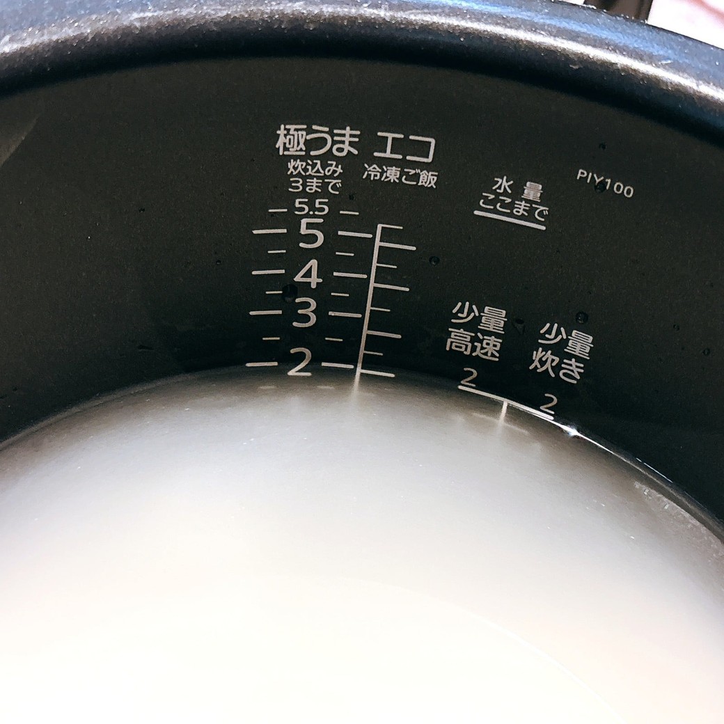 洗ったお米に規定量の水を入れる