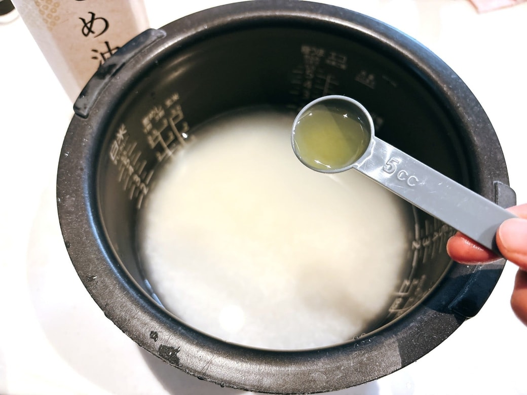お米に米油を加える