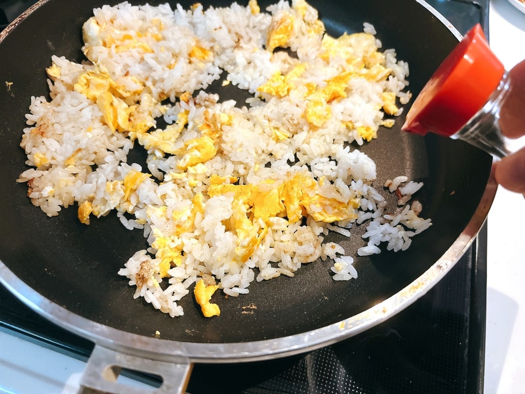 仕上げに醤油を入れて、焦がしながら炒める