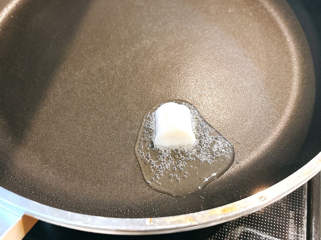 フライパンを熱し、牛脂を溶かす