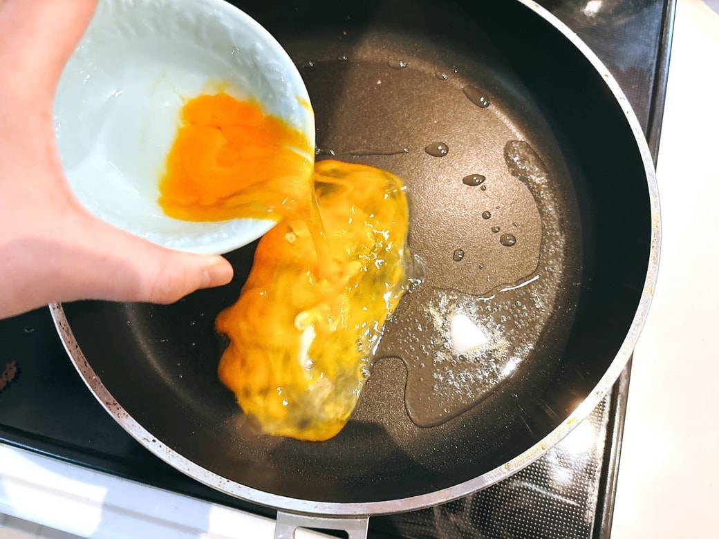 溶き卵を炒める