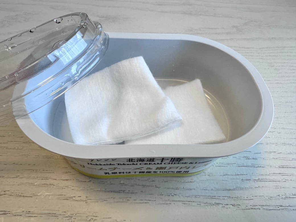 カット綿を入れたよつ葉クリームチーズの空き容器