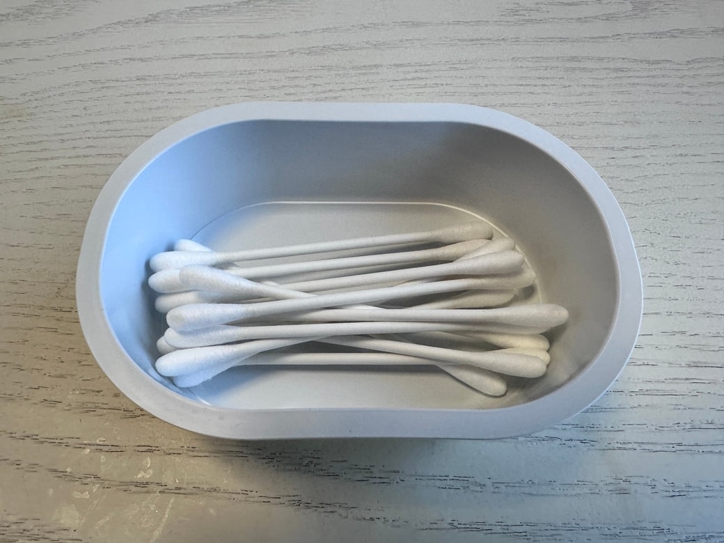 よつ葉クリームチーズの空き容器に綿棒を入れたところ