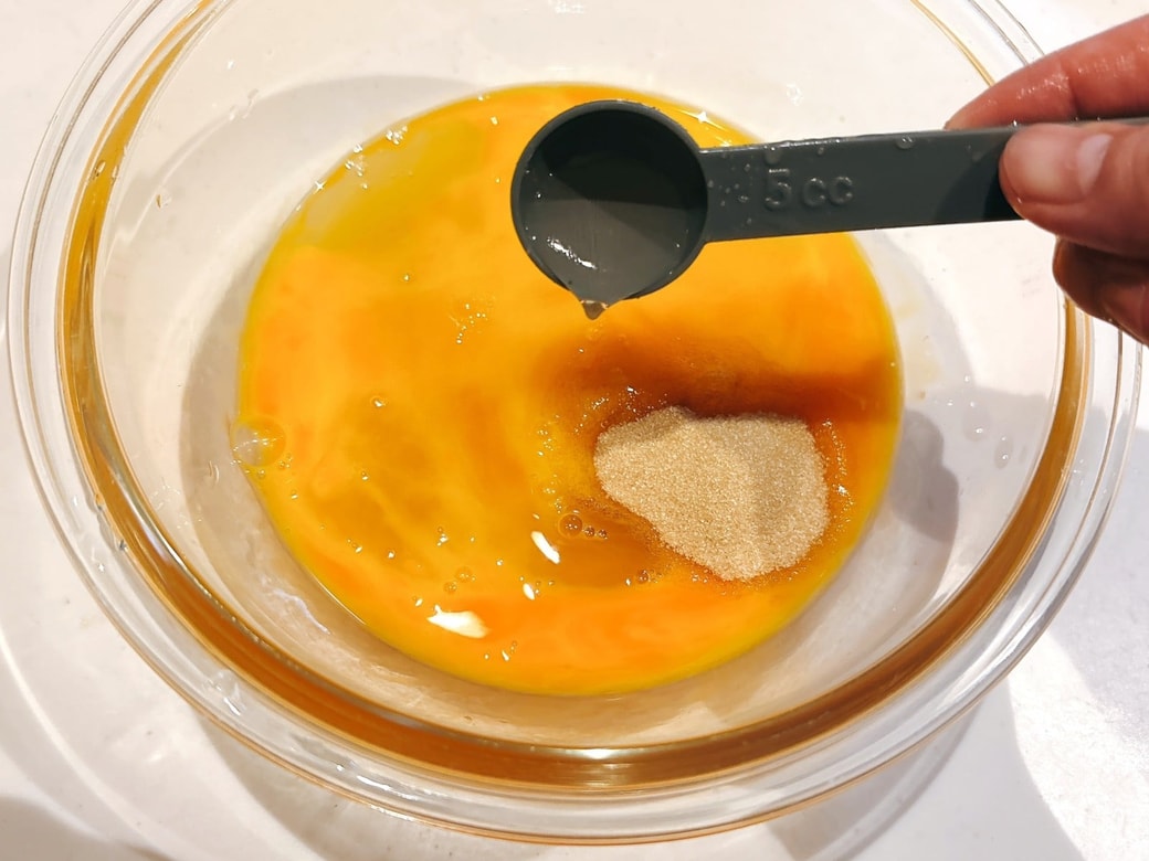 みりんと砂糖を加えて混ぜる